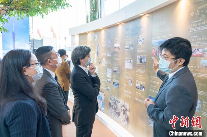 “同舟共濟 志同道合”港穗雙城圖片展覽在香港交易廣場開幕，圖為香港嘉賓觀看展覽?！∠愀鄣胤街局行墓﹫D