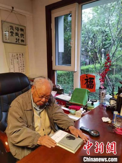 馬識途與其甲骨文著作《馬識途西南聯大甲骨文筆記》。四川人民出版社 供圖