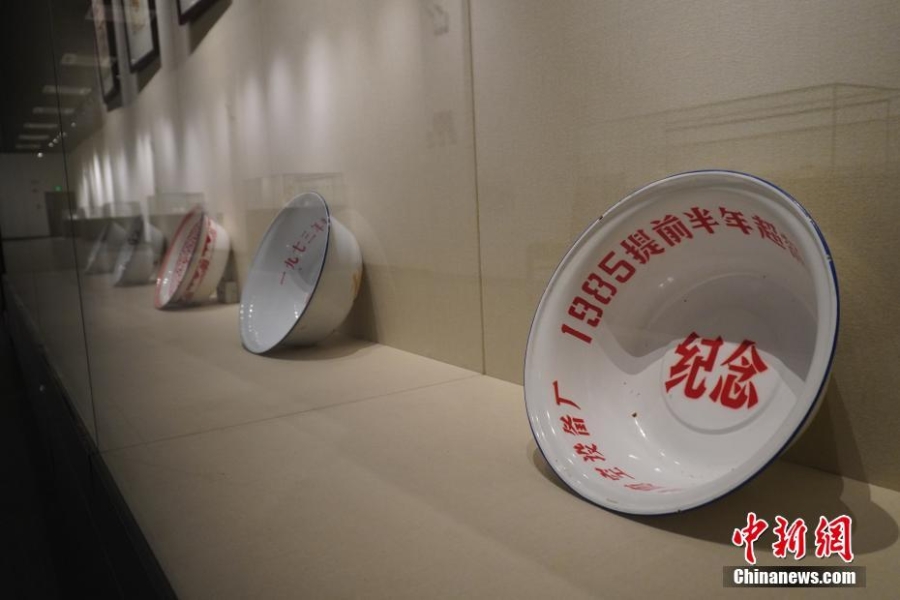 蘭州：百余件搪瓷藝術(shù)品展出 喚民眾“時(shí)代記憶”