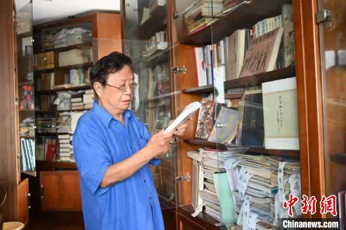 魏明倫在四川成都家中書房查閱資料?！“苍?攝