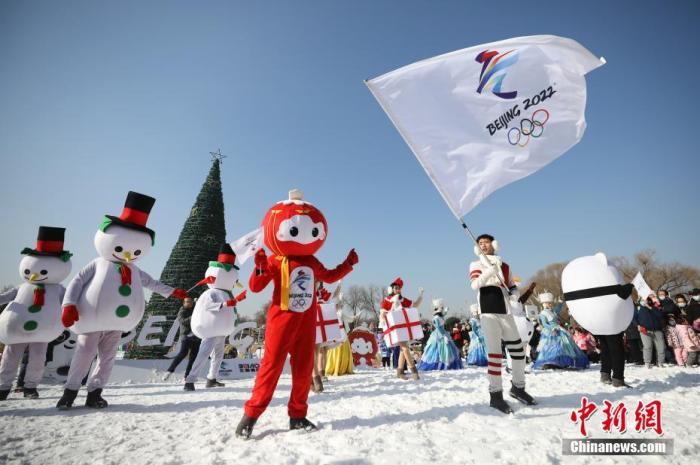 1月1日，北京世界公園“冬日戀歌”冰雪主題巡游。世界公園近日推出歡樂冰雪季暨“北奧探夢”冰雪嘉年華，包括冬奧知識科普活動等主題活動，以冬奧文化為核心，助力北京2022年冬奧會。 <a target='_blank' href='/'>中新社</a>記者 趙雋 攝