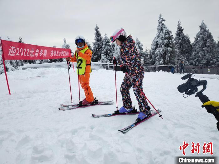 圖為一名游客正在教練的指導(dǎo)下學(xué)習(xí)滑雪?！±铐嵑?攝