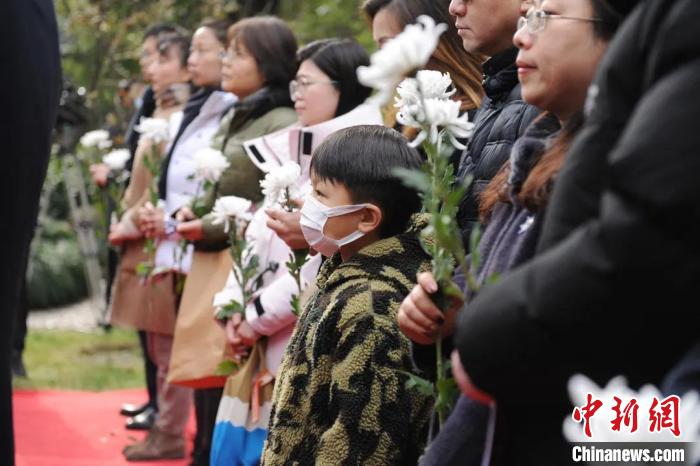 各界人士在上海周公館紀(jì)念周恩來逝世46周年