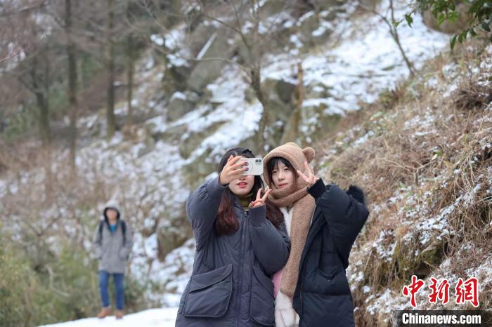 游客欣賞雪景 白羽 攝