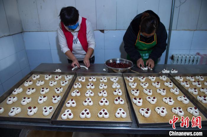 在張瑞華開辦的面食加工廠，面點師正在手工制作花糕。　李金剛 攝