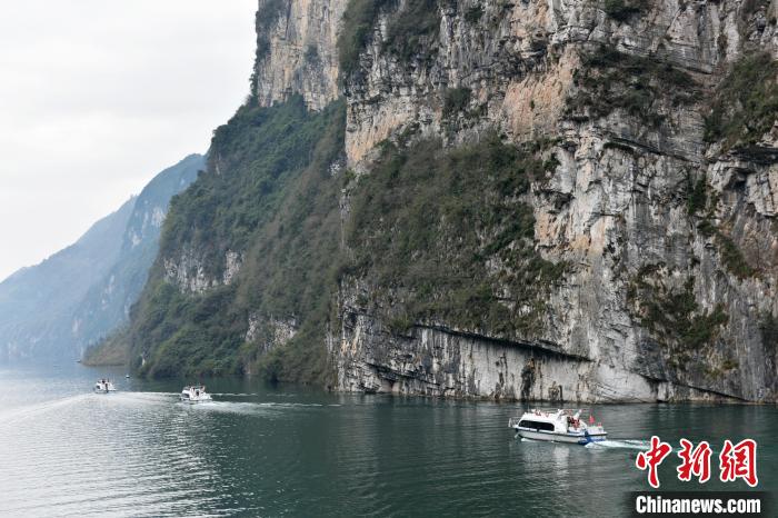 游船往來航行在重慶市酉陽土家族苗族自治縣烏江龔灘古鎮(zhèn)段，一片繁忙景象?！∏窈楸?攝