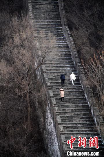 近日，臺北書院山長林谷芳受訪，談兩岸民間以視頻互致新春問候的現(xiàn)象。圖為林谷芳與學生登懷柔長城。　林谷芳先生供圖