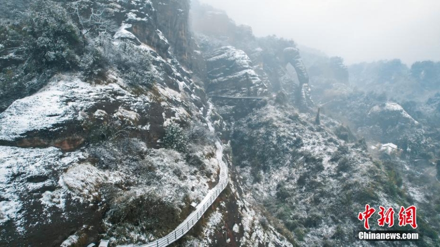 航拍江西龍虎山雪后初霽 南國雪景別有韻味