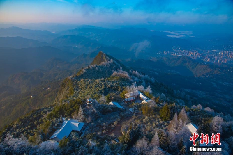 四川敘永：春雪染丹山