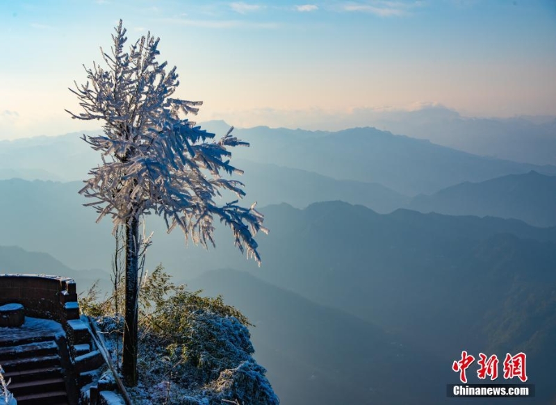 四川敘永：春雪染丹山