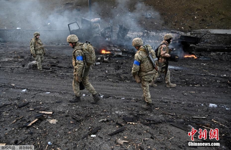 烏克蘭軍隊基輔街頭遭遇俄羅斯突襲小組 交火后地面一片狼籍