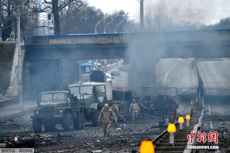 烏克蘭軍隊基輔街頭遭遇俄羅斯突襲小組 交火后地面一片狼籍