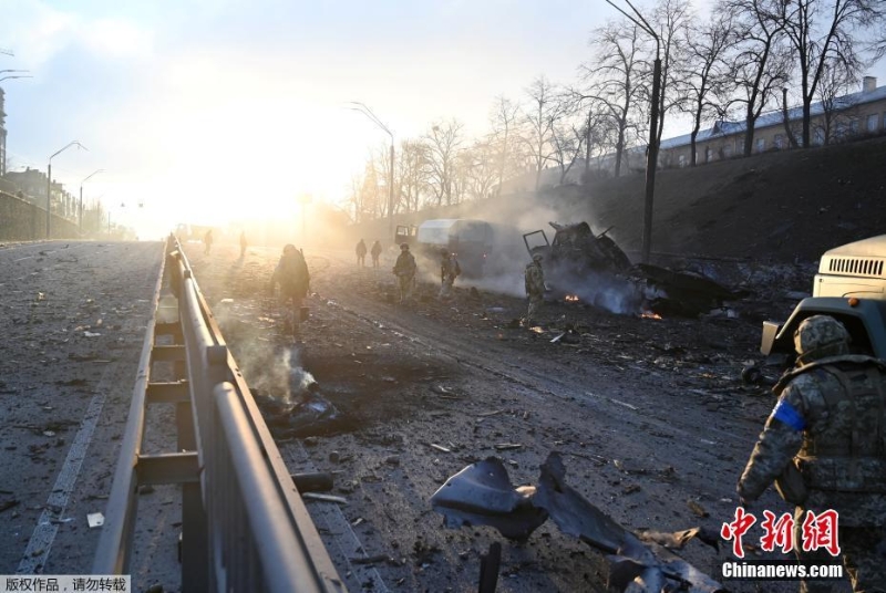 烏克蘭軍隊基輔街頭遭遇俄羅斯突襲小組 交火后地面一片狼籍