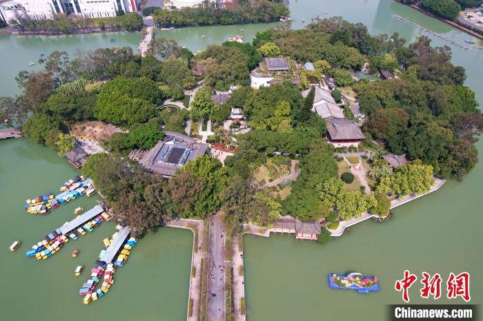 西湖公園已有1700多年的歷史，是福州保留最完整的一座古典園林?！⊥鯑|明 攝