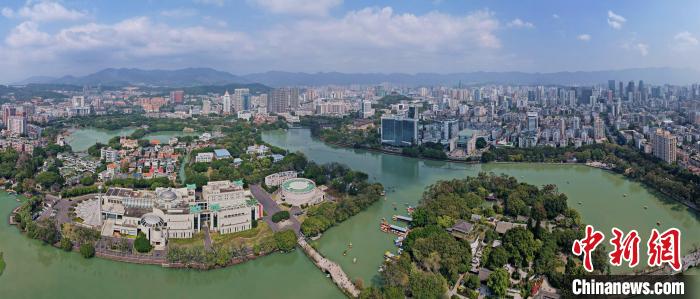 空中俯瞰西湖公園及周邊城市景觀?！⊥鯑|明 攝