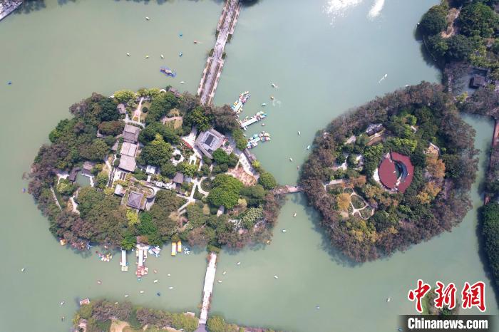 俯瞰西湖公園開化嶼(左)與謝坪嶼?！⊥鯑|明 攝