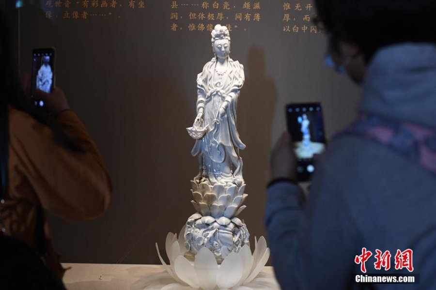 “德化之美——館藏明清德化白瓷展”吸引參觀者