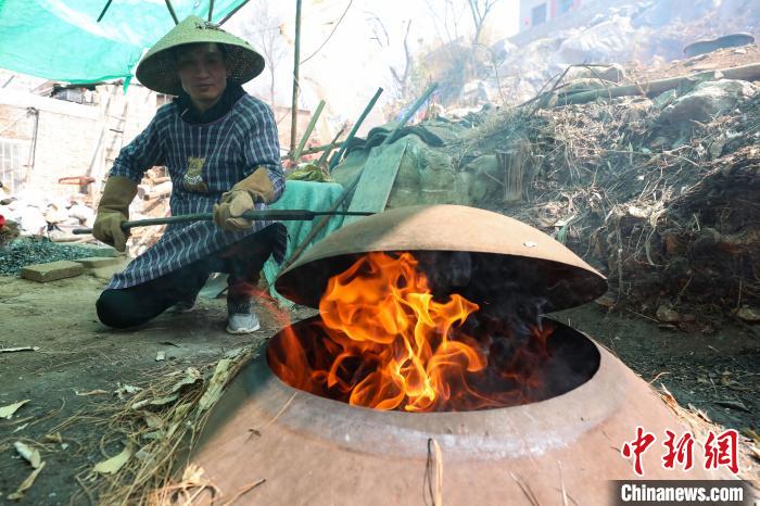 3月4日，廖亮清在進(jìn)行“威寧砂陶”器具制作的最后一道工序?！■暮陚?攝