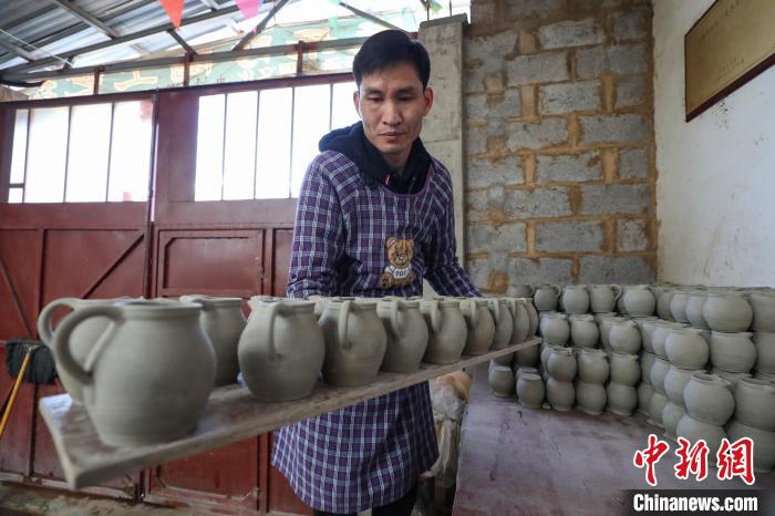 3月4日，廖亮清在轉(zhuǎn)移“威寧砂陶”器具半成品。　瞿宏倫 攝