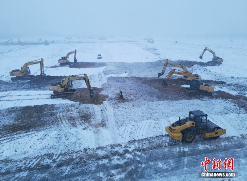 施工人員冒雪建設吉林市高新南區(qū)隔離方艙