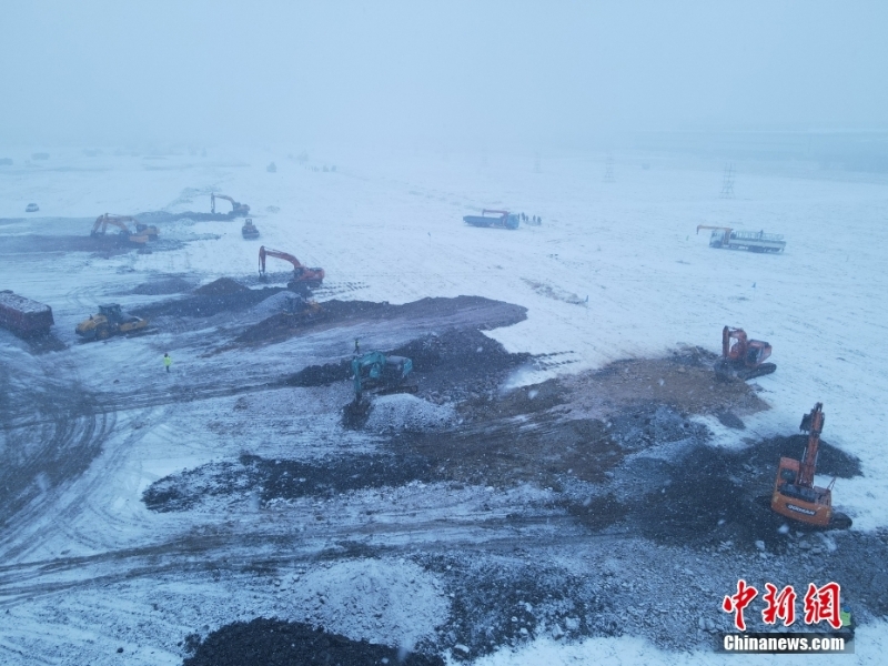 施工人員冒雪建設吉林市高新南區(qū)隔離方艙