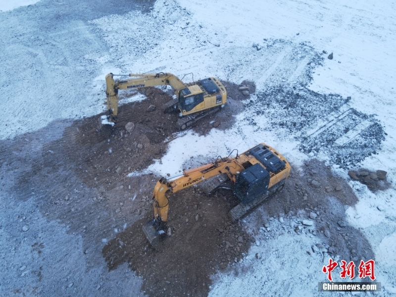 施工人員冒雪建設吉林市高新南區(qū)隔離方艙