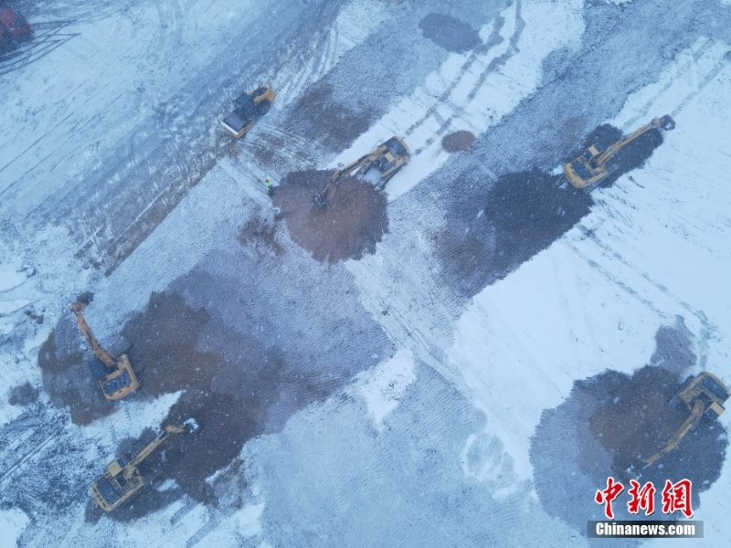 施工人員冒雪建設吉林市高新南區(qū)隔離方艙