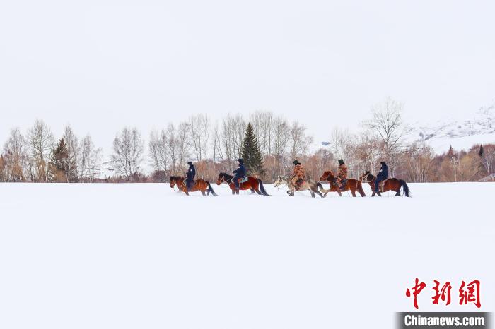 民警和護(hù)邊員騎馬穿越雪海?！±钽戵K 攝