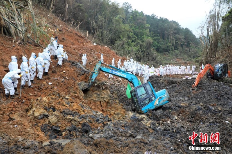 東航墜機(jī)救援現(xiàn)場：武警官兵分批次、分區(qū)域搜索