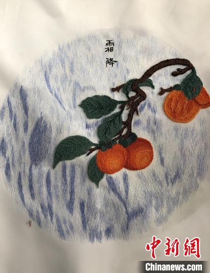 寧夏中衛(wèi)市級(jí)刺繡項(xiàng)目非遺傳承人喬亞茹把二十四節(jié)氣融入到海原刺繡之中。　于晶　攝