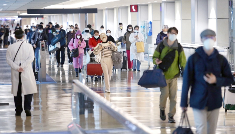 臺灣本土疫情再起，島內27日新增83例。圖為桃園機場。(資料照 范揚光攝) 圖片來源：臺灣中時新聞網.jpg