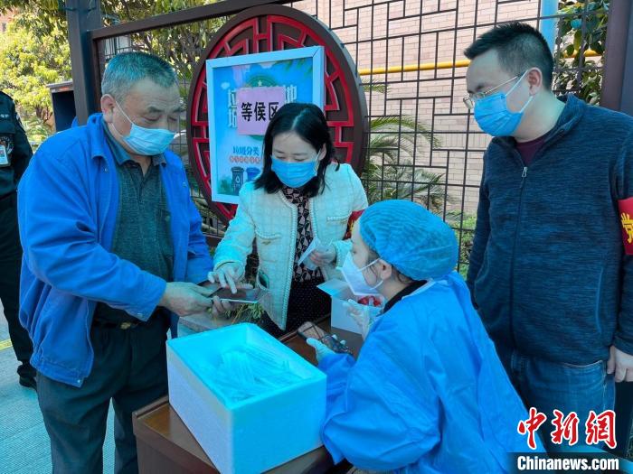 湖南省稅務(wù)局青年黨員主動參與雨花區(qū)全員核酸檢測志愿者工作，引導(dǎo)社區(qū)居民掃碼檢測?！×_舜愛 攝