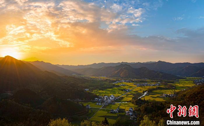 航拍夕陽(yáng)下的安徽省黟縣柯村。　汪澄 攝