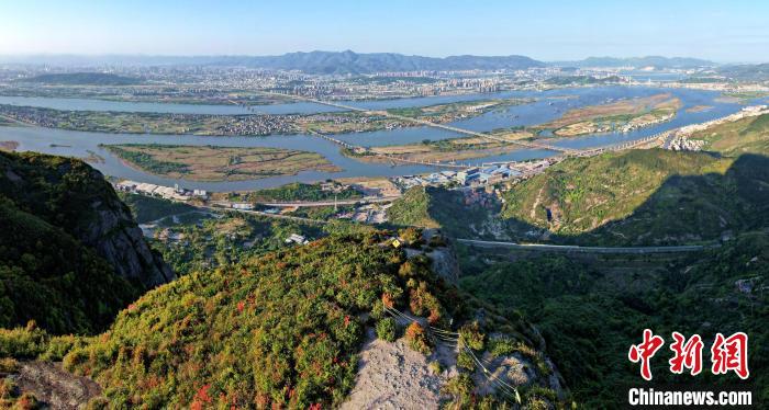 從五虎山國家森林公園可以俯瞰福州郊區(qū)?！⊥鯑|明 攝