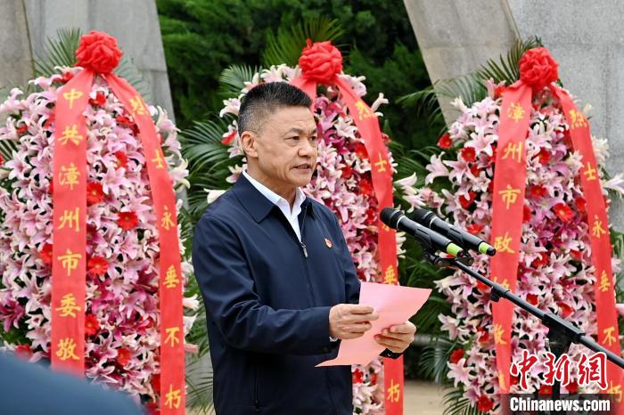 中共漳州市委書(shū)記張國(guó)旺在啟動(dòng)儀式上講話，并宣布“紀(jì)念紅軍攻克漳州90周年”系列活動(dòng)正式啟動(dòng)。　張金川 攝