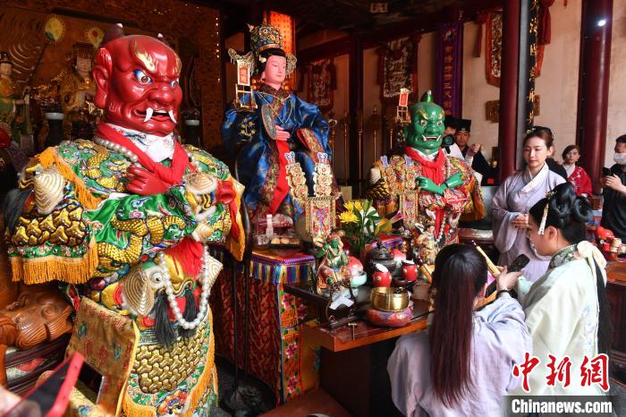 福州三坊七巷天后宮、臺灣大甲鎮(zhèn)瀾宮開展共慶媽祖誕“茶幫拜媽祖”活動?！蚊?攝