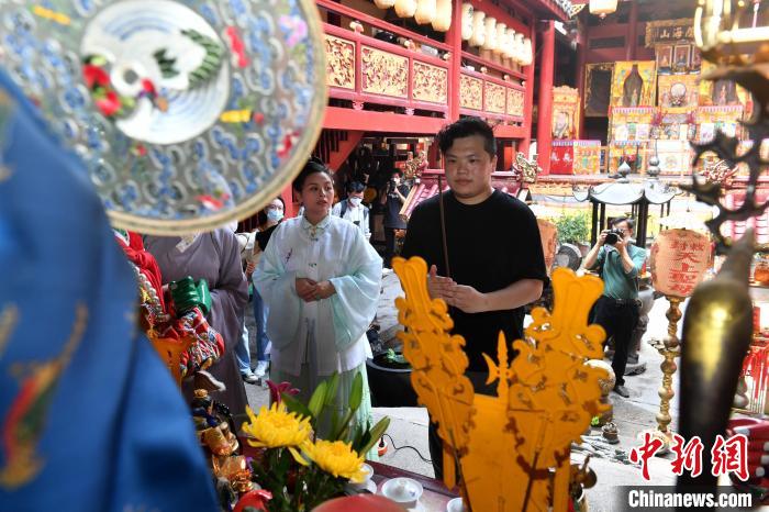 在榕臺胞簡以信正在祭拜媽祖。　呂明 攝