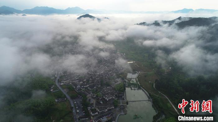 云遮霧繞，古村西遞美若畫境 汪澄 攝