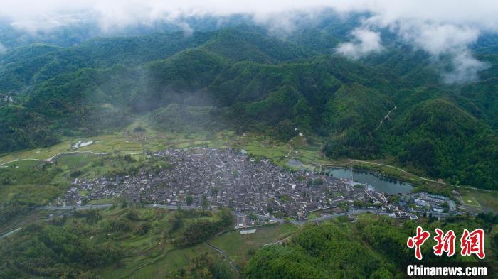 西遞古村周圍山巒環(huán)繞，經(jīng)過春雨的洗滌，山林樹木蔥蘢蒼翠 汪澄 攝