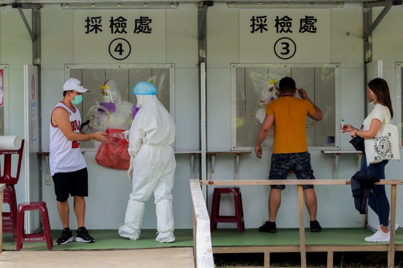 臺灣本地疫情持續(xù)升溫，不少民眾涌入各篩檢站篩檢。(本報系資料照) 圖片來源：臺灣“中時新聞網(wǎng)”.jpg