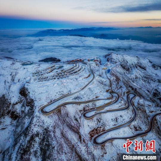 雪后的牛背山山頂和崎嶇的公路。　李凱 攝