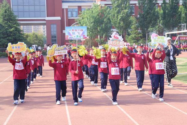 東營(yíng)市廣饒縣興安小學(xué)第三屆春季田徑運(yùn)動(dòng)會(huì)開幕