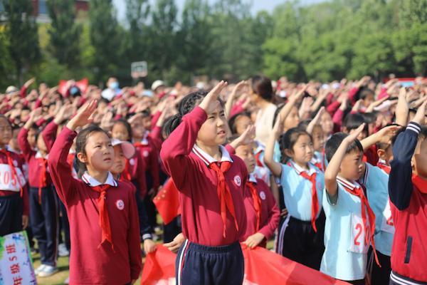 東營(yíng)市廣饒縣興安小學(xué)第三屆春季田徑運(yùn)動(dòng)會(huì)開幕