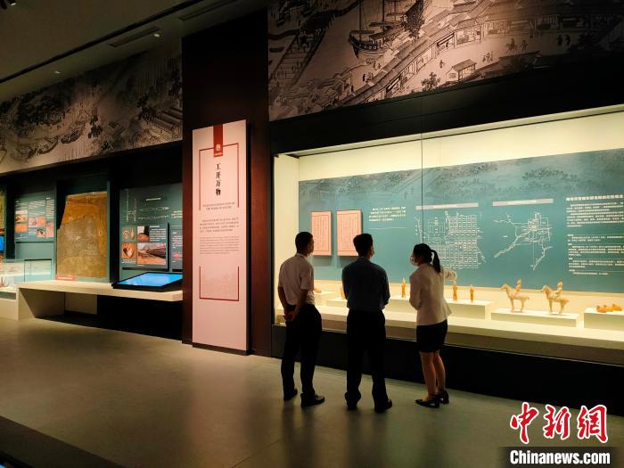 圖為民眾在博物館展廳參觀?！埥?攝