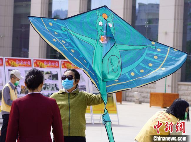 5月18日，甘肅省博物館為觀眾免費(fèi)發(fā)放文創(chuàng)產(chǎn)品“綠馬飛俠”風(fēng)箏?！?九美旦增 攝