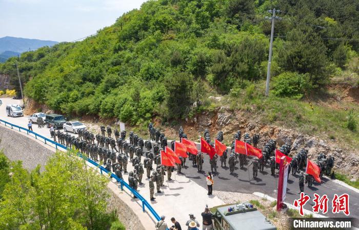 百余民兵重走抗戰(zhàn)路。　張文軍 攝