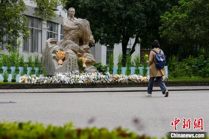 5月22日，西南大學(xué)師生自發(fā)在校內(nèi)袁隆平雕像前獻花，表達思念?！『闻罾?攝