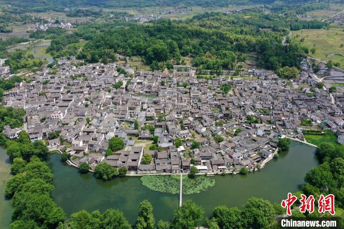 2022年5月24日，在安徽省黃山市黟縣宏村南湖拍攝的夏日美景。(無人機照片) 施亞磊 攝