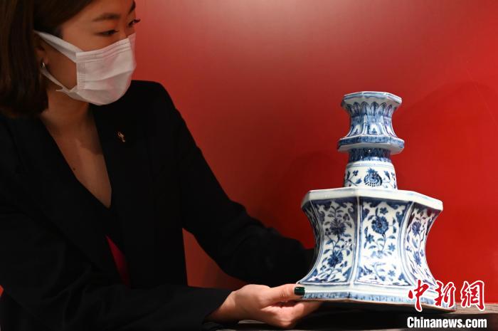 工作人員展示明永樂(lè)青花纏枝花卉八方燭臺(tái)?！±钪救A 攝