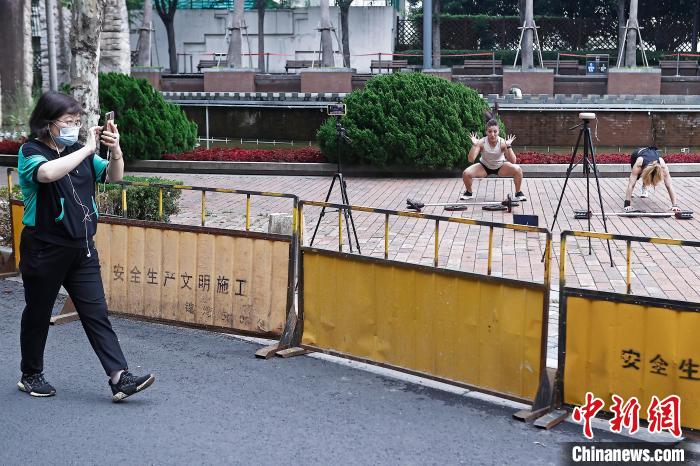 市民在防范區(qū)街頭空曠的場(chǎng)地上進(jìn)行鍛煉。　殷立勤 攝